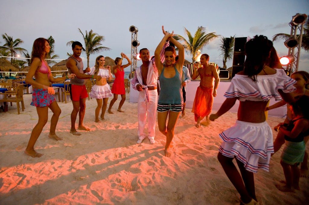 15.Catalonia Yucatán Beach_beach party