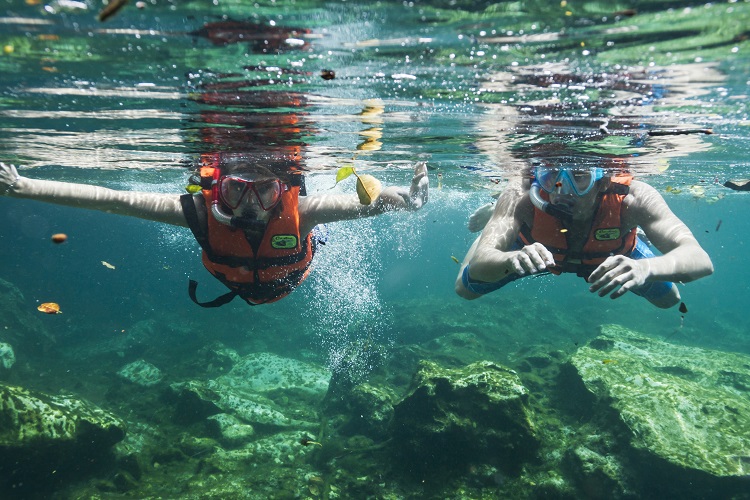 Two people snorkeling at Sandos Caracol